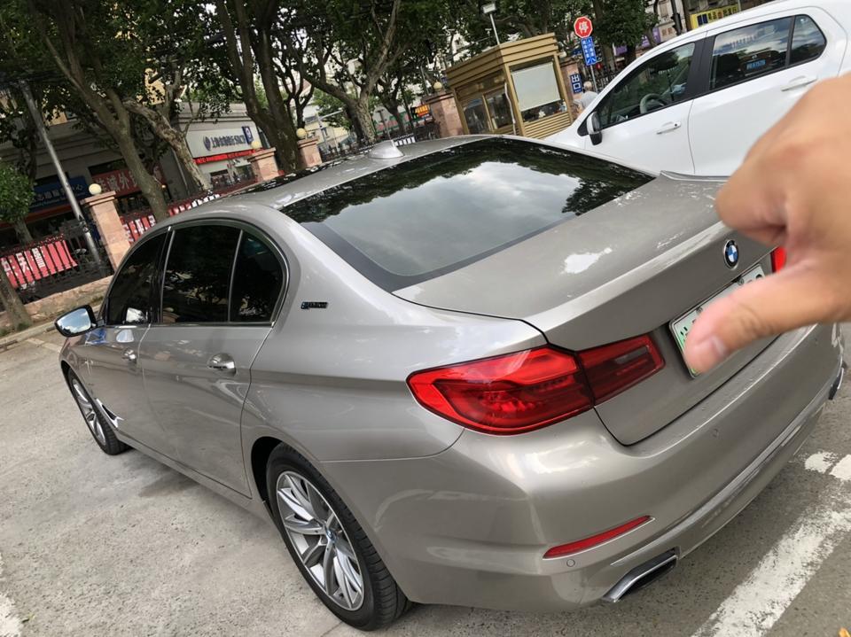 奥迪a6l phev-购车总价 | 裸车价格50万，落地价格62万，加装宝华韦健音响，HUD，后排多媒体。
同级对比 | 看了奥迪A6L新能源满最终后备箱太小，家里有小孩就不考虑了
故障吐槽 | 发动机故障灯跳出来过2次，第一次是需要系统升级，免费，第二次是进气格栅的风门坏了，3年质保期间免费，不然要1万多，吓我的买了3年的 延保2万不到
保养维护 | 小保养1700左右，性价比还可以，能接受，据说大保养光一个空气滤芯就要800不到，略贵。 因为买了延保后期只能在4S店保养
驾驶体验 | 最喜欢SPORT