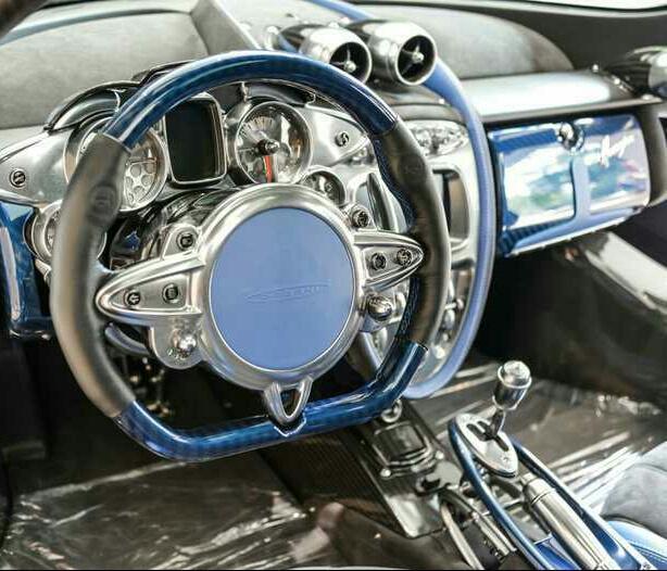 日产gt-r-帕加尼车子整体驾使还行，100分，油耗15.6L100km还行，座椅功能多舒适柔软还行，内饰皮质不起球手感好，看上很豪华，皮质手感好，方向操控盘灵敏，外观灯霸气，水滴后视镜完美，要说回头率最高的是欧翼门，高速上开着还行，极速370，不用担心GTR超，缺点就是贵，3000多万，很多人会说你开了几栋房子在溜弯，十分尴尬
