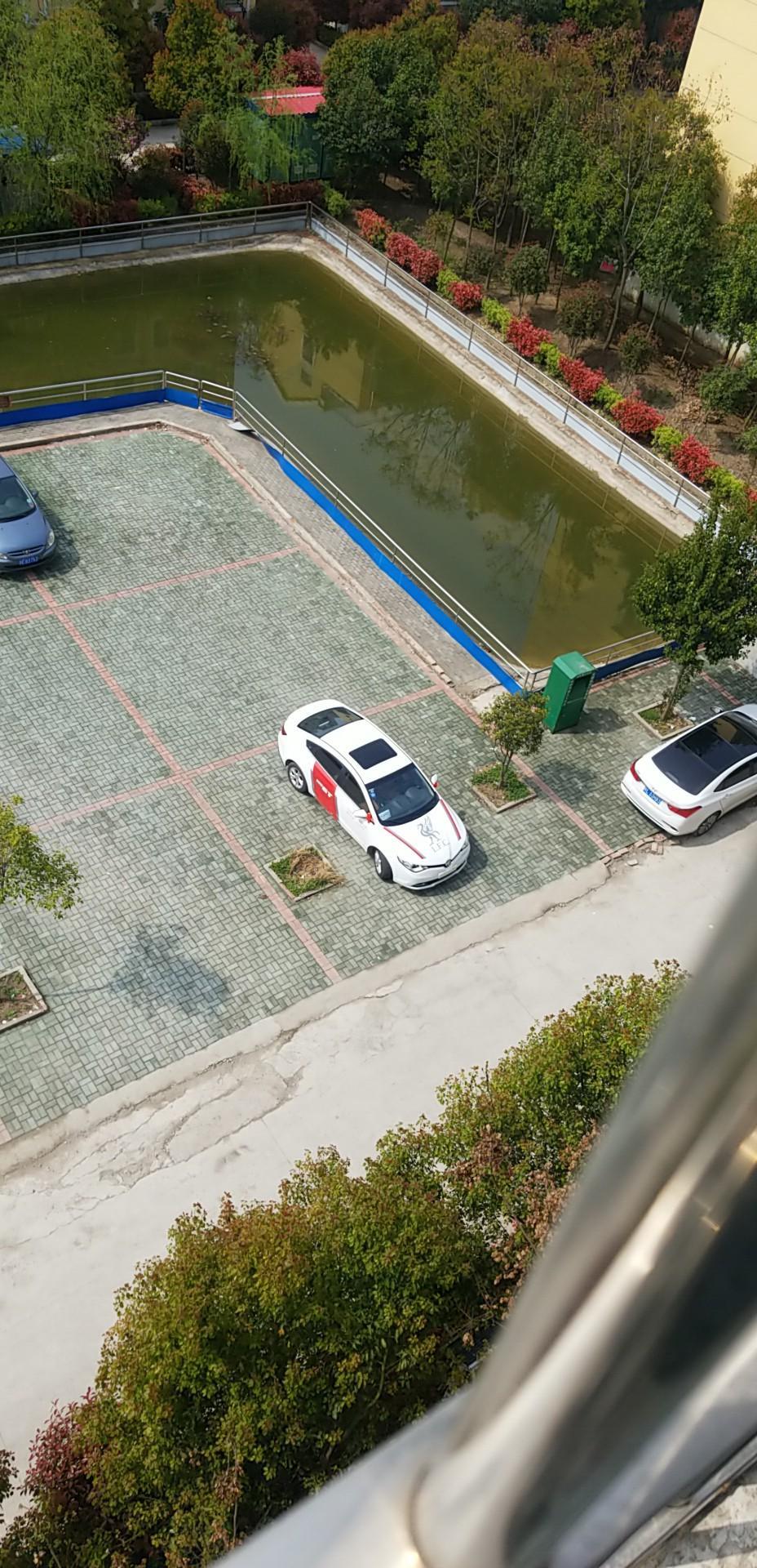 锐行-油耗还挺好的，刚买从外地开回来，开了120公里，就掉了一格油，油门刹车都很轻，座椅也还好，空间还不错，买来带个步还不错，优惠幅度比较大，裸车六W多，6万多上哪买到自动挡的新车去，还挺划算的
