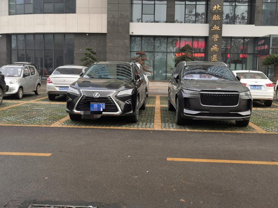 外形中庸，气势很足，空间足够，驾驶感很棒，灵活的胖子。内饰用料还不错但是设计上毫无豪华感，储物空间也一般。纯电的情况下各方面几乎完美，就是大冬天续航太短，还好可以加油，我有家充，几乎不会用到混动模式，城区用电，长途用油，用电量保持也就是纯油综合不超过10升每百公里，这么大个车还是挺不错的，但是想到800公里续航是不可能的，有600km就不错了，我可以明确的告诉各位李想在发布会上吹过的油耗没有实现，特别在意这一点的请慎重。不过对我来说10升油耗已经很满意了，何况我是充电来用的。噪音方面要重点说一下，其实隔音