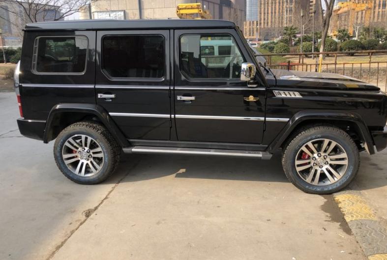购车总价 | 裸车40.2万，落地价44.7万，价格也不算贵，在可以接受的范围。
同级对比 | 我在购买这款车时也考虑过普拉多，也都去体验了一下，虽然两款车价格相差不大，但是这辆车更大气一些，家里人也都很喜欢，所以就买了这款。
驾驶体验 | 这款车发动机是2.3的，动力很强，百米加速很快，上高速基本能在160KM左右，这样的车确实很适合越野。
空间 | 5门4座的SUV空间也没有问题，后备箱放两个大狗笼还有很大的空间，基本是出门旅行是没有问题的。
颜值 | 这款车身线条很好，方正高大的外观很有排面，开出去