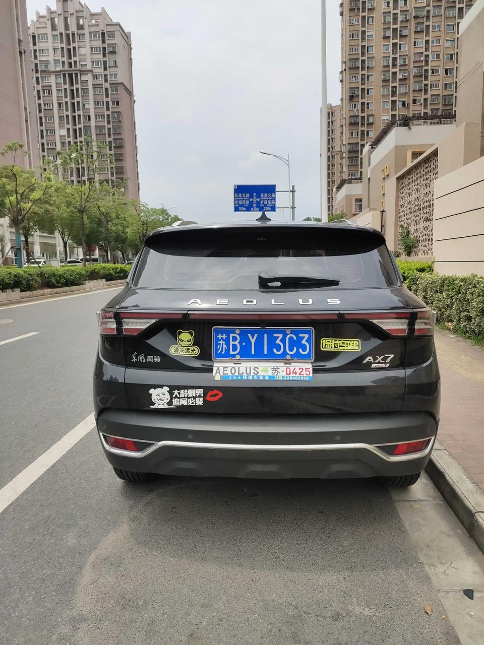 购车总价 | 裸车价11.99万，刚出当时没优惠，就送了个脚垫贴膜
同级对比 | 除了桑塔纳，吉利博越就试驾了2分钟左右吧，这个我没法说；坐过同事的众泰T600，2.0排量的，后排没AX7舒服，众泰偏硬。
故障吐槽 | 出现过倒车无影像，那是上好牌过后第一次开车发现的，后来去4S搞定的；中期出现少2功能，陡坡缓降语音开启天窗，也是去4S弄得；在后面就是天窗反复关几次，去4S打了润滑剂，好了后面我没试。
空间 | 空间这个总体满意，后排空间大，对于长途来说，对于乘客是个不错的体验。
颜值 | 就是好看才买的