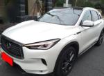 英菲尼迪qx50-裸车价33.38 万  
落地价 38.31万  
#同级别PK：奔驰GLC 200 4MATIC与这个，在两款车之间犹豫了挺久，大奔驰一听牌子更有面子，英菲尼迪毕竟是不那么普及的略小众点的牌子。后来感觉不能那么随大溜，我觉得也有道理，于是就提了QX50。
#外观霸气撩人：作为颜控的我们俩，不入眼不拉风的根本不在我们的考虑范围内，酷酷的车前脸和流线型的车灯，一下子就击中了我的小心脏啊。
#内饰奢华性感：外观那都是做面子工程的，里子才是真真为自己舒适度考虑的。我特别喜欢方向盘的手感和座椅的