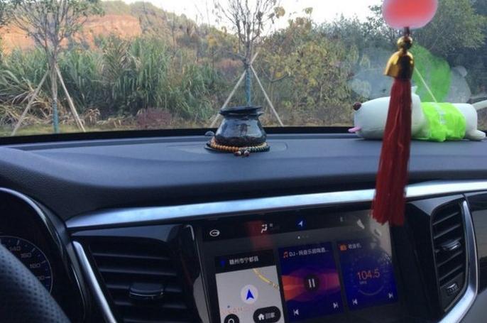 传祺gs7-我买的时候裸车14.3万，全下来15万多吧，因为和我们单位有合作所以给特惠，买的时候也没什么对比的，单位合作就那么几家，就这个好，还是全景天窗，空间还大就买这个了。对比h7，我还是更喜欢传奇，
乘坐空间那真是非常满意，太大了，孩子在车上随便玩，还有外观，前脸还是比较硬朗的，霸气，还有led大灯，
油耗呢10左右吧，可以接受，这么大车，车重也重，可以了
动力方面2.0T还可以了，也够用，微微能有点激情，平顺性也可以，
安全方面也很多了，全景摄像头，4个气囊两个气帘，什么各种系统，并线辅助以前都是