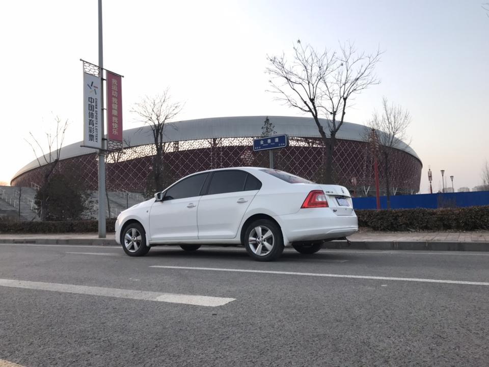 2013年购入斯柯达昕锐，当时看中他特立独行的一面，区别去其他vw车型的样子，却拥有vw的心脏
动力：动力方面1.4车型，动力够用，不要有飙车的心态是日常驾驶
作为家用车型，继承了大众传统，作为入门级的德行车型，对得起这个价格
#油耗满意 百公里五个油，可能与我驾驶习惯有关，整体来说相当省油，贴心家用车
#外观很漂亮 喜欢他的外观，双C尾灯，犀利的车身线条贯穿全车，特例独行不同于满大街的vw车型，走哪里都能吸引别人的眼光
#座椅空间够用 空间的话，足够用，前排还好，后排可以用很大来形容，乘坐感很好，很舒服