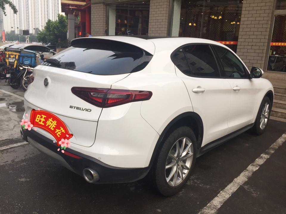 
说一下我的车价:落地26万5，现在略微涨价，性价比爆棚，和2019款只差一个carplay
配置:2.0T FCA发动机，碳纤维传动轴，全车铝合金底盘，采埃孚8AT变速箱，前双叉臂后多连杆，无钥匙启动，全景天窗，这组合没的说，超值！关键是可以选配换挡拨片，超跑配置！精英版与高功率版硬件完全一样，刷ECU变身310p怪兽！缺点就是换拨片要6000块，刷ECU又要6000块。非常贵。硬件不需要改变，纯粹软件调试。建议3年后过了保修期再刷。
外观:意大利美学，牌照挂右侧，个性无比，骚得很。和GLC几乎一样大。