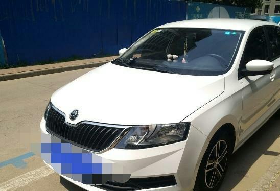 骐达tiida-购车总价 | 裸车价格76800，全款提的车，购车总价90000元左右，因为是新款车型，所以没有什么优惠。
同级对比 | 在买车的时候，也对比了一下飞度，POLO还有骐达，感觉飞度有点像面包车，POLO比昕动小一号，骐达看着有点老气，最终综合对比之下，选择了昕动。
空间 | 前排空间够用，后排空间更大一些，座椅可以放倒，腾出了更多空间，开车累了还可以躺一下，一直是一个人使用，下乡出差时候自己的换洗衣服和大件儿行李箱足够我用了。
驾驶体验 | 传统前盘后鼓刹车，刹车制成短，还有转向指示灯，大