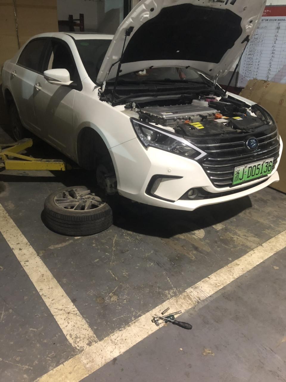 比亚迪秦EV450，2018年8.30日购于杭州迪信比亚迪，拱墅区石祥路，12月1日发现电机漏冷却液，车开4S店去就拆了扔在一边，为了不让我把车开回来，我坏的是电机，却把我控制器拆了。我自己要求提回来都不行，强制扣留，都不知道这车还有什么大问题。宣传的能跑400多，冬天开暖风续航最多200。要买比亚迪的注意了，质量、售后，买了绝对后悔