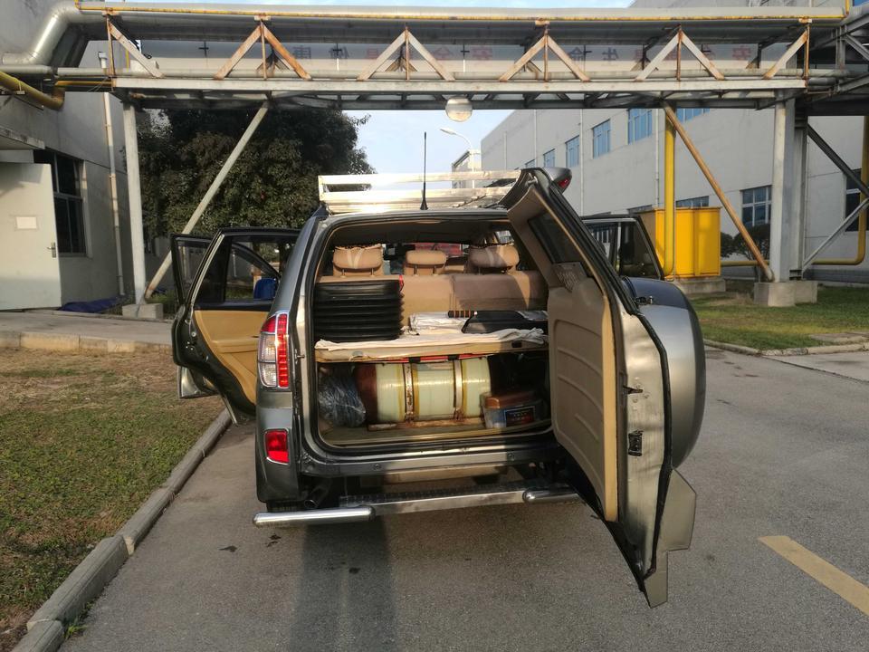 瑞虎3-
        奇瑞早期给人的印象是：奇瑞奇瑞，修车排队，没想到最后我却买了一辆。
        奇瑞瑞虎三的那个小书包挺好看的，挺酷的，像个越野车自从看到它第一眼就喜欢上了。它定义城市紧凑型SUV，这些得益于奇瑞QQ的横空出世，后来看到奇瑞越来越会造车了，其不断成熟的技术和三大件逐渐过关。
        说我的瑞虎三吧，它外形非常小巧好看，DVVT发动机油耗非常低，达到6.7个，作为紧凑型SUV，瑞虎三空间也基本够用。
         对于瑞虎三的操控性我也是基本满意，1.6L，动力尚可