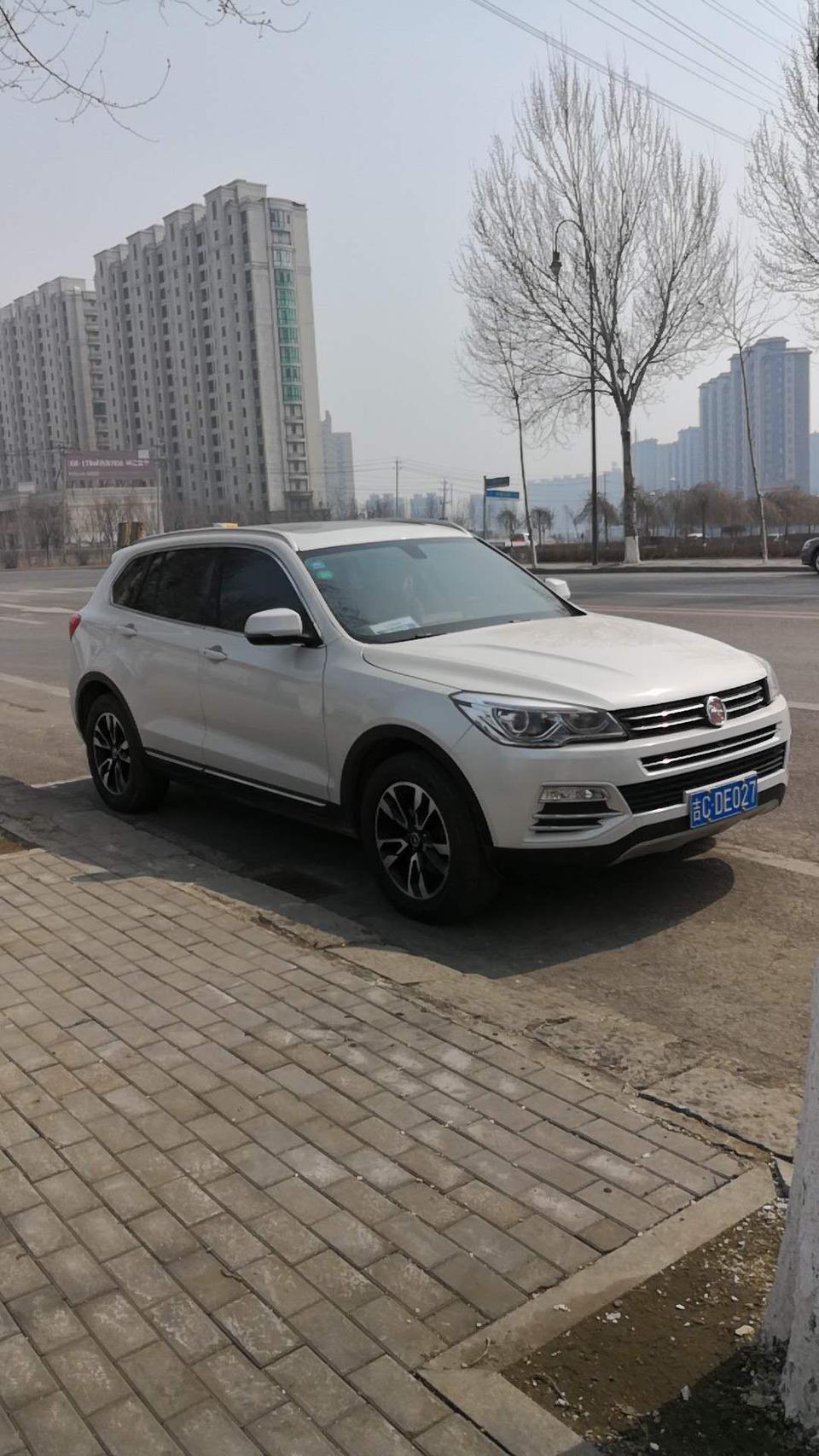 汉腾x7-这款车2.0t自动挡油耗百公里在11个油，很费油，尤其冬天将近13个油，买车听销售说省油，被欺骗了
动力很强劲，加速超车反应很快，起步也很快，不需要深踩油门就可以快速提速
这款车空间很大，乘坐空间很舒适，有很大的空余后排也一样，长途乘坐，不觉得累
内饰的做工很好，材质也很棒，中控台的设计很有个性，导航很漂亮，有自己的特点和个性
外观很大气漂亮大灯设计的很犀利，整车的延伸性感很好，轮毂很大，成熟稳重，非常喜欢它的外观设计
这款车的隔音性不好，车内的噪音很多，车外的风噪太噪都很大，尤其快速行驶时噪音