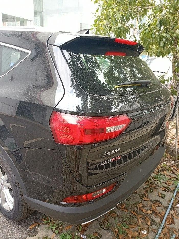 购车总价 | 裸车11.09万，落地12.1万，没有任何优惠。
同级对比 | 一直在东风风光580pro和长安欧尚cx07两款车之间纠结，不知道提车哪一个好，都是中型小车，我家人也不想让我买这个价位的车，但是我不想花他们的钱，我自己存的钱足够买这两款车，而且风光的性比价其实蛮好的。无论是空间还是动力操控方面都在同级车中最好的了。
驾驶体验 | 发动机是1.5T的180马力，动力真的很足，体现在起步上面，起步很迅速！操控给力，转向超级精准，指哪打哪。底盘悬架减震效果很好，底盘的通过性我个人觉得很好，刹车也稳