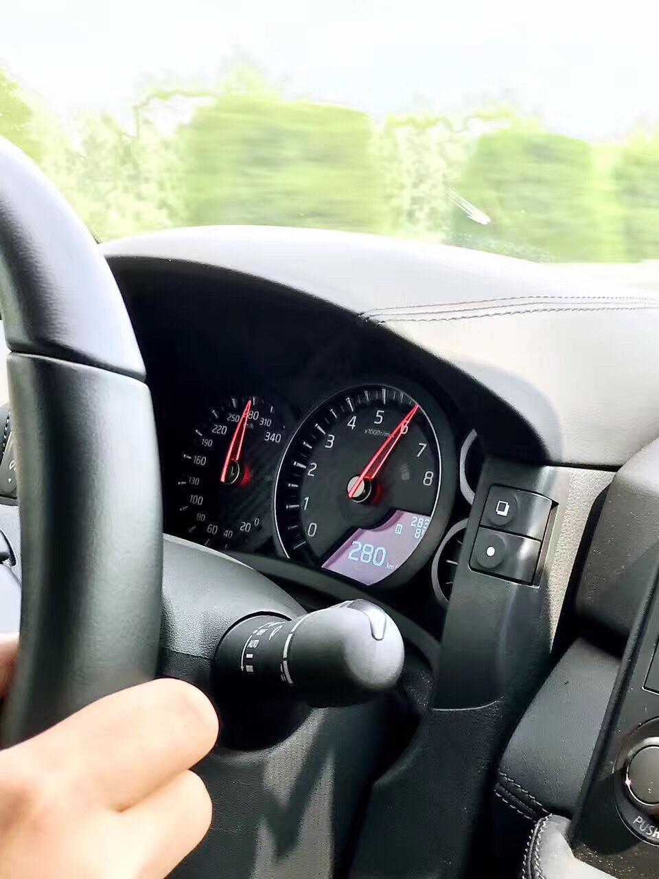 日产gt-r-在17年3月初，北京提的全国第一台白色17款gtr，目前跑了一万五千公里。
用车涯实测的0-1最快一次是3.42s，用的弹射，汽油加的北京的中石化爱跑98，比起2.7s的官方数据还是有不小的差距。极速只跑到过280，因为路不够长了，希望有机会以后去上赛的大直道跑到300以上。
日常油耗在14L左右，纯跑高速油耗要接近11L。如果只在市区开，以青岛的拥堵情况大概就要奔着18L-20L去了。
悬挂还是偏硬路感很强，原车邓禄普的防爆胎市面上买不到，大概也就两万到三万公里的寿命，正在考虑到时候更换米