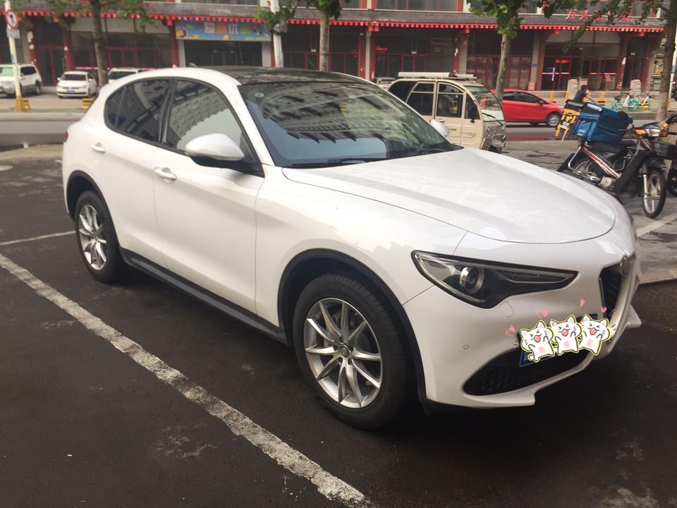 
说一下我的车价:落地26万5，现在略微涨价，性价比爆棚，和2019款只差一个carplay
配置:2.0T FCA发动机，碳纤维传动轴，全车铝合金底盘，采埃孚8AT变速箱，前双叉臂后多连杆，无钥匙启动，全景天窗，这组合没的说，超值！关键是可以选配换挡拨片，超跑配置！精英版与高功率版硬件完全一样，刷ECU变身310p怪兽！缺点就是换拨片要6000块，刷ECU又要6000块。非常贵。硬件不需要改变，纯粹软件调试。建议3年后过了保修期再刷。
外观:意大利美学，牌照挂右侧，个性无比，骚得很。和GLC几乎一样大。
