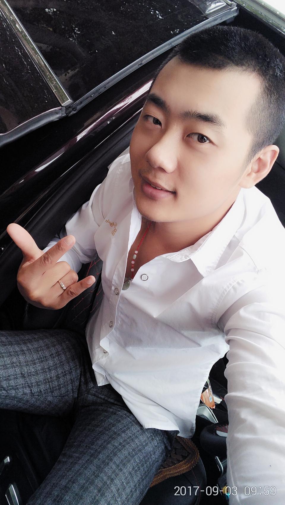 众泰sr7-本人从事电脑行业N年了，工资还行，平常工作上兢兢业业，也得到了老板的信任，工作还算稳定，每天下班回家看着路上来来往往的车，突发奇想啊，自己也去买一辆算了，我15年3月结婚到现在有一年多了，是该买一辆回家也方便，看了几个月的车，也看过哈佛、宝骏、北京绅宝、中华、现代、大众、荣威、马自达、起亚、吉利、BYD、海马、陆风、东方风神、长安、别克等车系，都不如意。唯一看到SR7内饰和配置让我心动啊。今年5月29号就交了1000大洋的定金，订的1.5t手动魔方之心国五，就等6月20多号提车了，提车后给你们