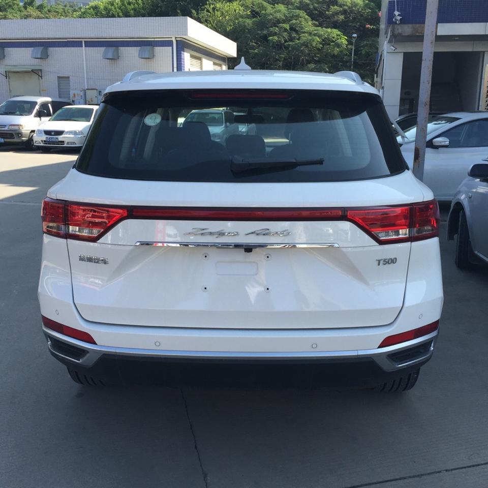 众泰t500-一直吵着很久要买一辆SUV，选了很久，当众泰出了T500的时候我就很喜欢！一直在观望，看了三次现车。外观很喜欢！内饰也很大气！人生第一辆车，没那么多钱，买的是外表！?油耗现在是9.1，可能有点高！动力一般般，上班代步用的，足够！