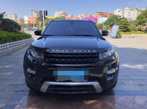 揽胜极光-裸车价格57万 落地价格 62万

其实当时买这台车之前是想买普拉多的，见到极光之后他优美的身段吸引了我决定放弃普拉多，普拉多虽然霸气但是外观老套。

市区内的油耗12L 长途10L

空间够用我的身高170头部还有20厘米的空间，全景大天窗兼职是比格满满，后备箱我可以一次装两个35L的行李箱够用。

内饰方面完全保持了路虎豪华皇家用车的风格，真皮，自动空调，定速巡航，电动后备箱，自动泊车入位等等所有豪华车有的功能他全有了。

我这台车的发动机2.0T是福特的发动机，但是动力充沛，随时踩油门随时