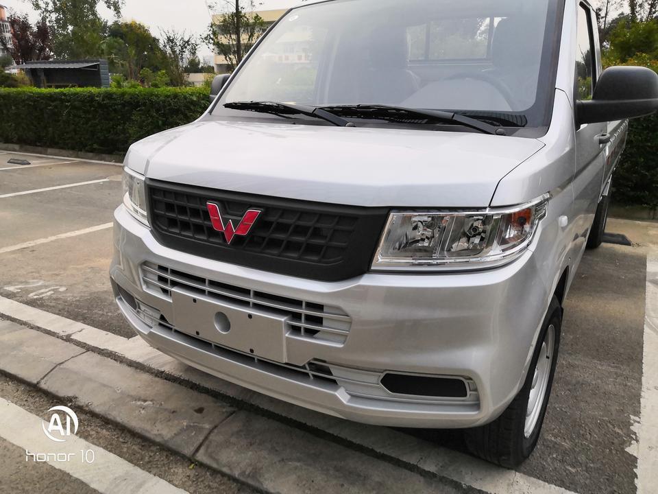 我2019年8月22购买的五菱荣光新卡1.8的国六就是没以前的车跑得 早晓得就不够买这车了车够买第二天 要跑鲜货的还是考虑一下不要像我没了解清楚就买了想的涩和以前的一样能跑结果错了跑不动没动力空车跑高速平路才跑一百一开始跑上坡就只有八九十码怕什么有错比认吧 还是老客户就是太相信了 这样以后谁还敢相信你们这些商家呢？油耗高哦10个
