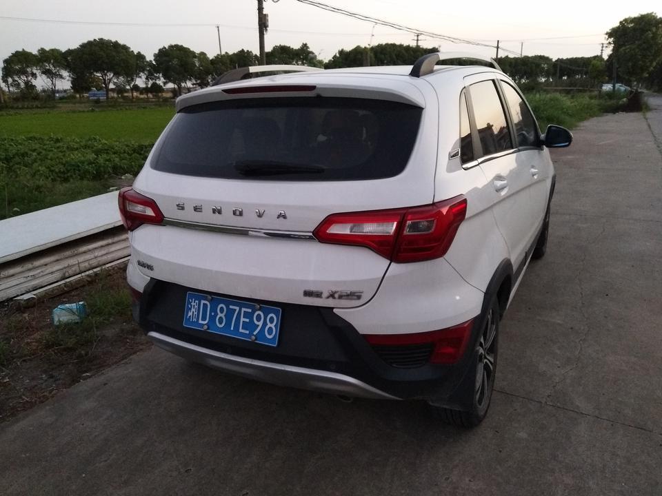 对于车子，众说纷纭，各有所需，而普通人买代步车来说，经济实用最重要，北汽绅宝X25就是其中一款值得推荐的一款，在颜值方面虽然不是出众，但是也还算不错的，配置方面在同一个价格层面那是最大的优势，做工虽然没有豪车那么精细，毕竟一分钱一分货吧，论油耗方面也不高，1点5排量，油耗相对来说还行，7个油左右，至于空间嘛，也还凑合吧，毕竟是紧凑型suv系列，车长4110cm，宽1770cm，家用来说还是可以的，买车的时候优惠不是太多，一切手续齐全到落地，大概是7万4左右吧，对呀咱国产车来说，最重要的就是保养好自己的车啦