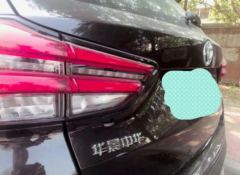 中华v7-购车总价 | 裸车价14.9万元，优惠力度不够落地价17万元。
同级对比 | 在同极中这款车一眼看去就很舒服，很大气上档次的，而且还是国产车。
空间 | 空间一点都不用担心，后排坐三个大男人都没有问题的，而且每个人中间还有空隙。
颜值 | 颜值是真的没话说，看到它的第一眼就喜欢上了，给人很大的视觉冲击。
油耗 | 油耗是真的很大的，这辆车的油耗都在10，有点让我都快接受不了，期望后面慢慢都会下来吧。
