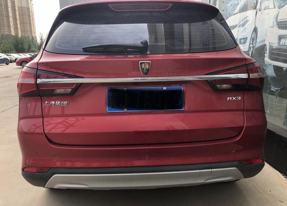 购车总价 | 裸车价11.18万，落地价12.8万。
同级对比 | 上个月的一天晚上跟老婆去逛商场，正好遇见荣威品牌在做活动，反正也是没什么事就多看了一会，觉得荣威RX3车外形不但讨喜欢而且各方面也都不错。
故障吐槽 | 开的时间还是太短，真的是还没发现太多问题，还在高高兴兴与它磨合的当中。
空间 | 荣威RX3的空间表现对于我这样家庭状况那是太够用了，因为暂时没有孩子，就我们两口人，后排基本可以说是空闲的。
驾驶体验 | X3配有8寸中控大屏还有智能语音操作系统的支持，让你无论想去哪，想查询什么信息，就