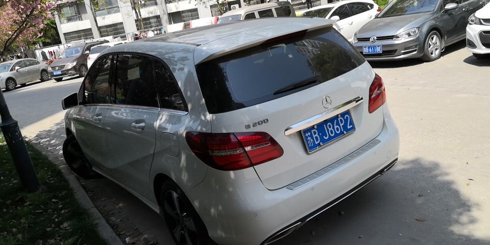 奔驰b级-购车总价 | 当时买B200的时候裸车价在25.6万，最终落地价格在26.8万，当时新上市没什么优惠力度
同级对比 | 买时还考虑了途安和杰德，后来还是认为德系车的质量有保证
空间 | 前排空间还不错，后备箱很大储物能力很强，后排座椅有点短，坐三个大人有点挤
油耗 | 买完车就回了趟老家来回500公里，高速油耗8个左右，平时上下班在9.5左右，稍微高了一点
颜值 | 外观很满意，线条时尚，细节方面处理的比较精致，家庭休旅车的很好的选择
