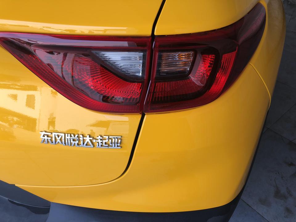 购车总价 | 购车总价9.3万裸车7.9万，赠送行车记录仪和脚垫，行车记录仪也就值二百块钱吧，像素不太好，凑合着用。
同级对比 | 同车型对比过MG明爵zs，这车给我的感觉挺大的，就是价格略微的高一点，如果价位稍微低一点的话，可能会选择他了，无奈最终选择了奕跑。
空间 | 奕跑空间不太大，不过对于我来说已经够用了，其实它的后备箱空间挺大的，特别是装两个大皮箱的一点问题都没有，而且它的后排空间也可以，乘坐两个成年人绰绰有余。
驾驶体验 | 这车开了有几个月了，驾驶感觉挺好的，特别是在高速上，虽然车子很小会可