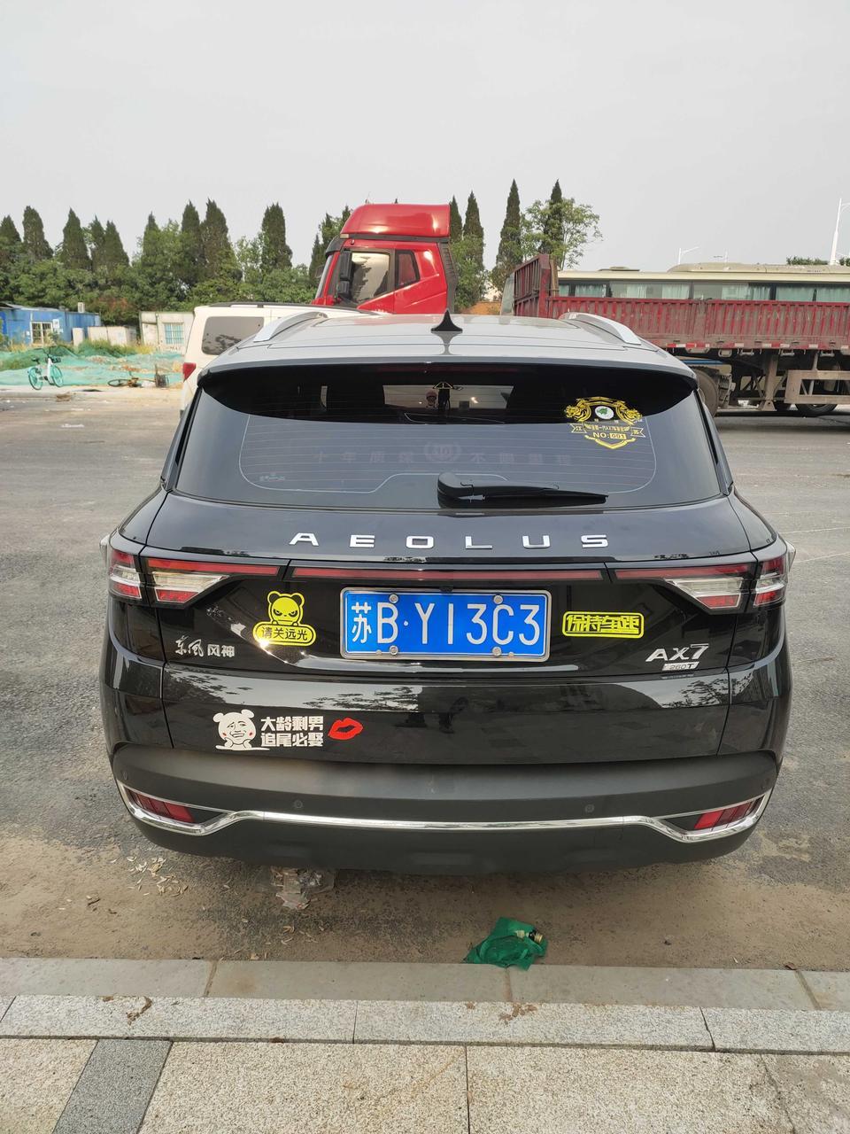 购车总价 | 裸车价11.99万，刚出当时没优惠，就送了个脚垫贴膜
同级对比 | 除了桑塔纳，吉利博越就试驾了2分钟左右吧，这个我没法说；坐过同事的众泰T600，2.0排量的，后排没AX7舒服，众泰偏硬。
故障吐槽 | 出现过倒车无影像，那是上好牌过后第一次开车发现的，后来去4S搞定的；中期出现少2功能，陡坡缓降语音开启天窗，也是去4S弄得；在后面就是天窗反复关几次，去4S打了润滑剂，好了后面我没试。
空间 | 空间这个总体满意，后排空间大，对于长途来说，对于乘客是个不错的体验。
颜值 | 就是好看才买的
