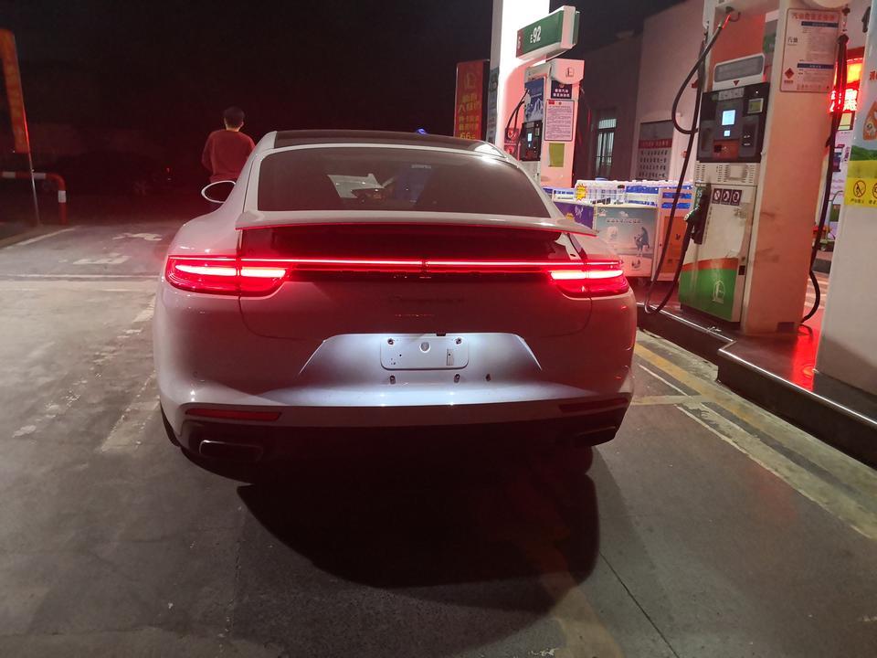 panamera-购车总价 | 140
车子不是安静的车，后排空间不大不过我不坐后排，一般用可以了，加速很快，但是能感觉到车很沉，不过还是喜欢，主要外观好看，总体很满意，油耗一直没充电大概10个左右很满意，声浪我也满意毕竟没开过什么好车太响也受不了
