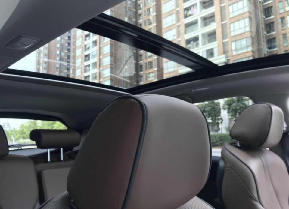 买车之前一直都在讴歌RDX与英菲尼迪QX50之间纠结，同是日系车，价格也差不多，一时间还真是有点儿不好选。但最后从个人审美角度，还是觉得讴歌更漂亮一些，所以就以裸车价38.98万提回家中。
空间：讴歌RDX在空间方面没什么好说的，用一个字来形容那就是大！我185的身高不管是前排还是后排都妥妥的下，还很宽松，同级别车型当中这也是大哥级别的了。
内饰：坐进去的感觉就是特别有豪华感，尤其喜欢讴歌的这种中控设计，看着真心舒服，再加上全景天窗，视觉感受杠杠的。
驾驶体验：2.0T的本田发动机动力相当的足，只要你肯踩