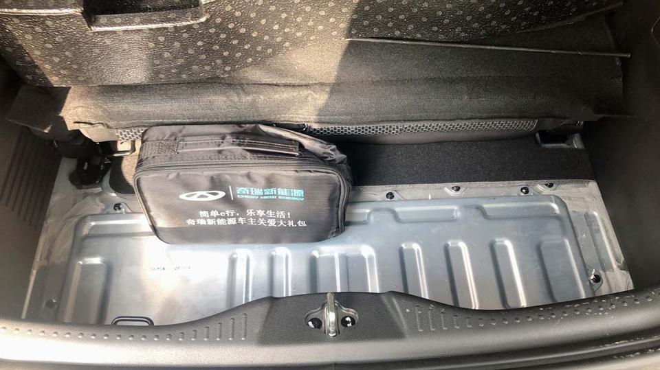 奇瑞eq1-购车总价 | 车身价格6.95万，所有手费费用办下来是7.6万左右。
同级对比 | 家里两辆油车，一直想换一辆小车，起初也试驾过知豆，试驾过之后实在接受不了放弃了，又去看了奇瑞新能源 ，说没事儿试试小蚂蚁吧，挺漂亮的，结果一试，喜出望外，小蚂蚁开着质感感觉不比同事的smart差啊，而且在某些方比如噪音比smart好多了，于是 下了个定金， 8月21日顺利提。
空间 | 这么小的车，却能试过能坐下四个180左右的成年人，后备箱表面上看放不了多少东西，但后排座放倒后比很多A级轿车的后备箱都大。
驾