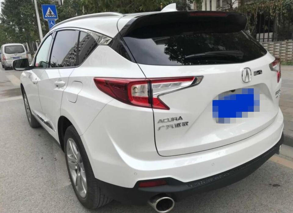 买车之前一直都在讴歌RDX与英菲尼迪QX50之间纠结，同是日系车，价格也差不多，一时间还真是有点儿不好选。但最后从个人审美角度，还是觉得讴歌更漂亮一些，所以就以裸车价38.98万提回家中。
空间：讴歌RDX在空间方面没什么好说的，用一个字来形容那就是大！我185的身高不管是前排还是后排都妥妥的下，还很宽松，同级别车型当中这也是大哥级别的了。
内饰：坐进去的感觉就是特别有豪华感，尤其喜欢讴歌的这种中控设计，看着真心舒服，再加上全景天窗，视觉感受杠杠的。
驾驶体验：2.0T的本田发动机动力相当的足，只要你肯踩