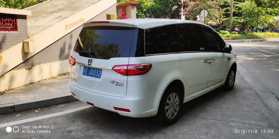 大7 mpv-市区天天塞车油耗12升，对于这么大的车属于很不错的了，空间很大，坐满7人一点都不挤， 尾箱空间还能放几个行李箱，高档又实用。