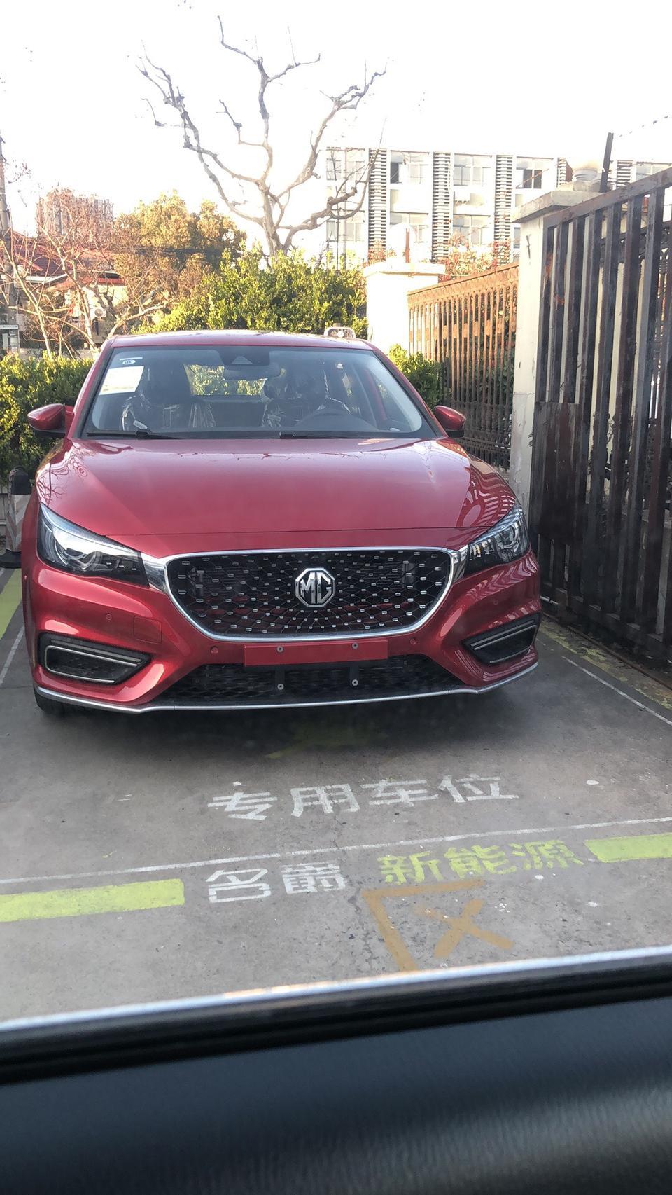 名爵6-挺好的，颜值高，动力足，就是刚买就出新款了……中控流畅度硬伤，卡的很明显，后悬架硬，速度拉高了会有个换挡的顿挫，其余的暂时没啥，价格很合适，还送沪牌，不充电行驶了一个月差不多5.8的油耗，座椅没有HS的舒服
