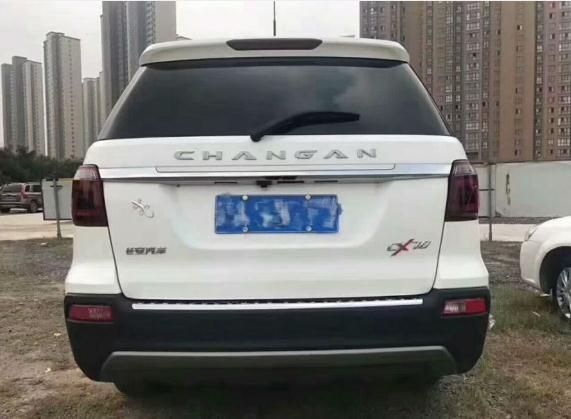 长安欧尚cx70-我已经是长安CX70的老客户了，趁着这个机会评价一下我的爱车，这辆车大概是在2018年4月份买的，当时裸车花了11万左右，下来一共花了13万，从买过来到现在还没有进行加装过，这辆车与东风风光580相比，它的油耗比较大，大约为8L/100km，但是爱车的变速箱为6挡手自一体，而东风风光580的为CVT无级变速，整体来说，我还是很满意的。
#外观气派 让我最满意的就是该车的外观了，第一眼看见就被吸引了，白色的走在路上，感觉非常的靚，回头率挺高的，开着这个车是真的有面子。
#座椅空间满意 一家