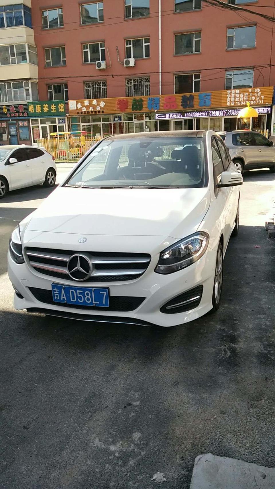 奔驰b级-奔驰车话不多，说动力非常强进起步非常快，具有良好的推背感和驾驶体验感。行驶中操控性非常强。加速非常快，超车非常非常的好。车内空间很大，坐起来也非常舒适，智能调节座椅，更显奢华。外观非常漂亮，线条非常的完美，适合中年及年轻人特别是女士。当然啦，缺点也是有的。两厢车的通病都是载物能力差后备箱的空间非常狭小，装的东西非常少。