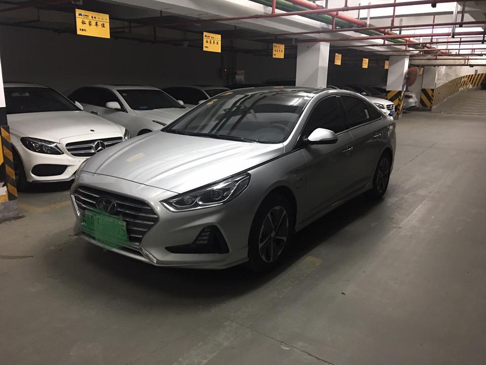 2018年11月21日购入一辆18款现代索纳塔九插电混智联版，整车看起来沉稳，就是中控按键太多。在行驶过程中容易分散注意力，纯电模式2018年11月12日购入一辆18款现代索纳塔九插电混智联版，整车看起来沉稳，就是中控按键太多。在行驶过程中容易分散注意力，纯电模式75公里但是行驶到60公里时配备的电池保护就会启动2.0自吸引擎噪声与汽油版无意，混动模式纯市区可以行驶847公里，与宣传上1000公里有一丢丢的虚高，内饰用料上没有熟料感，软皮包裹上档次。后排空间大翘个二郎腿不是问题，后备箱很小因为放了颗电池，