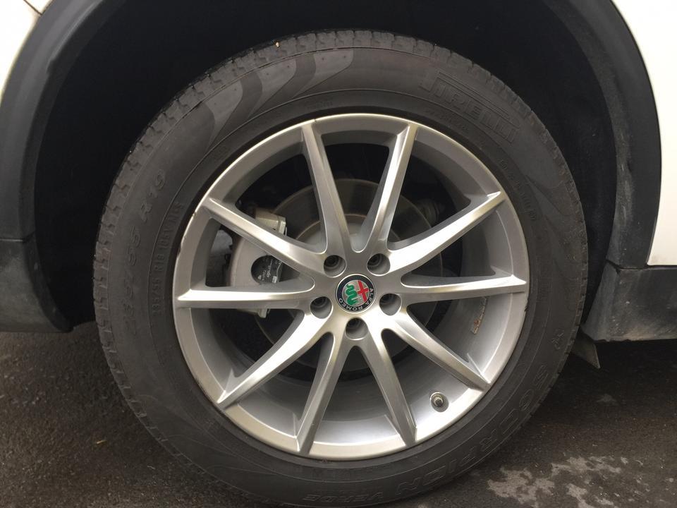 
说一下我的车价:落地26万5，现在略微涨价，性价比爆棚，和2019款只差一个carplay
配置:2.0T FCA发动机，碳纤维传动轴，全车铝合金底盘，采埃孚8AT变速箱，前双叉臂后多连杆，无钥匙启动，全景天窗，这组合没的说，超值！关键是可以选配换挡拨片，超跑配置！精英版与高功率版硬件完全一样，刷ECU变身310p怪兽！缺点就是换拨片要6000块，刷ECU又要6000块。非常贵。硬件不需要改变，纯粹软件调试。建议3年后过了保修期再刷。
外观:意大利美学，牌照挂右侧，个性无比，骚得很。和GLC几乎一样大。