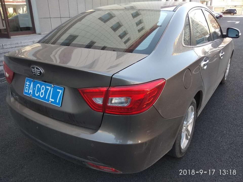 奔腾b30-30的性价比我觉得还可以，价格优势明显。          
油耗很低，百公里7个油左右，我觉得主要在车身轻量有关，挺满意                                            
操控性能挺好，转弯稳定，指向精准，易操控               动力够用，家用代步车，加速起步还都可以，只要深踩油门，提速还是很快的                       
空间是我觉得他的缺点，装东西和乘坐都一般，不宽，舒适感很差，前排乘坐不太舒适，后排坐3人就更加拥挤了