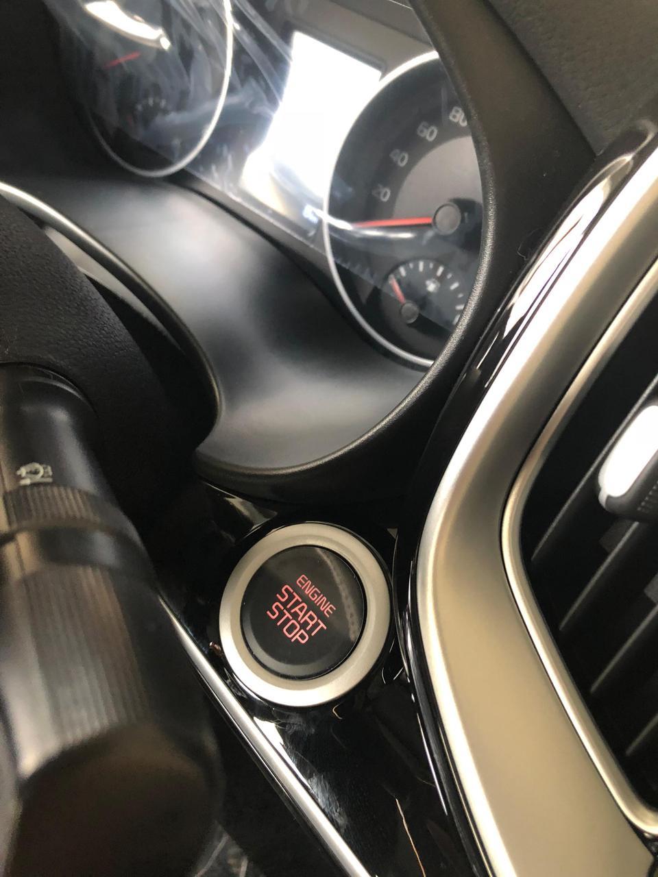 购车总价 | 购车总价9.3万裸车7.9万，赠送行车记录仪和脚垫，行车记录仪也就值二百块钱吧，像素不太好，凑合着用。
同级对比 | 同车型对比过MG明爵zs，这车给我的感觉挺大的，就是价格略微的高一点，如果价位稍微低一点的话，可能会选择他了，无奈最终选择了奕跑。
空间 | 奕跑空间不太大，不过对于我来说已经够用了，其实它的后备箱空间挺大的，特别是装两个大皮箱的一点问题都没有，而且它的后排空间也可以，乘坐两个成年人绰绰有余。
驾驶体验 | 这车开了有几个月了，驾驶感觉挺好的，特别是在高速上，虽然车子很小会可