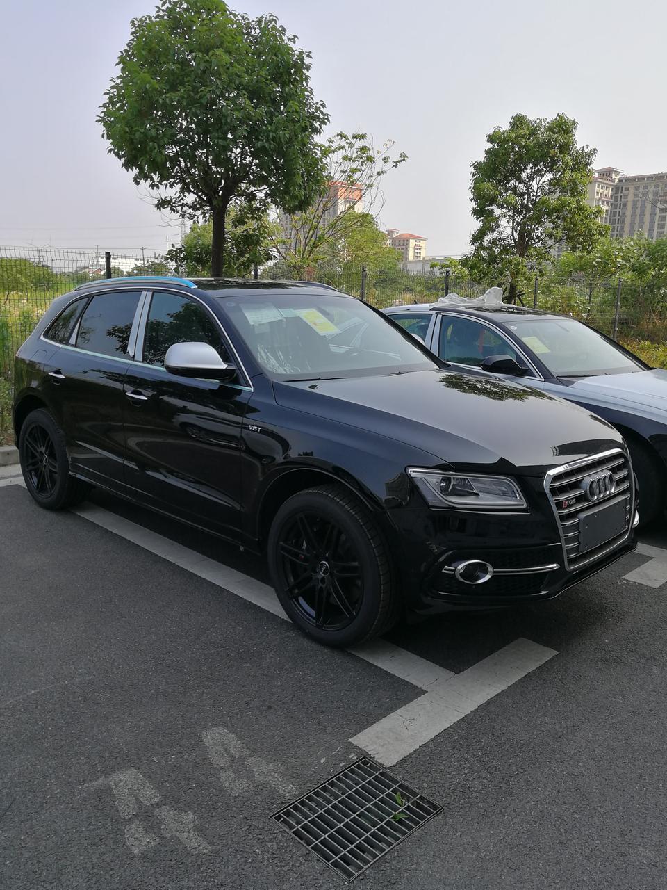 飞度-购车总价 | 648000
空间 | 有点小，两个人坐坐差不多。最多四个人。
故障吐槽 | 用车两年水泵有点漏  后轮两个避震筒漏油  别的问题暂时还没发现
内饰 | 老款奥迪内饰  仁者见仁智者见智  看个人喜不喜欢吧
颜值 | 我比较喜欢上一代的外观
油耗 | 55000公里平均油耗12.2L百公里  平时都加95号油
驾驶体验 | 速度够快的suv
