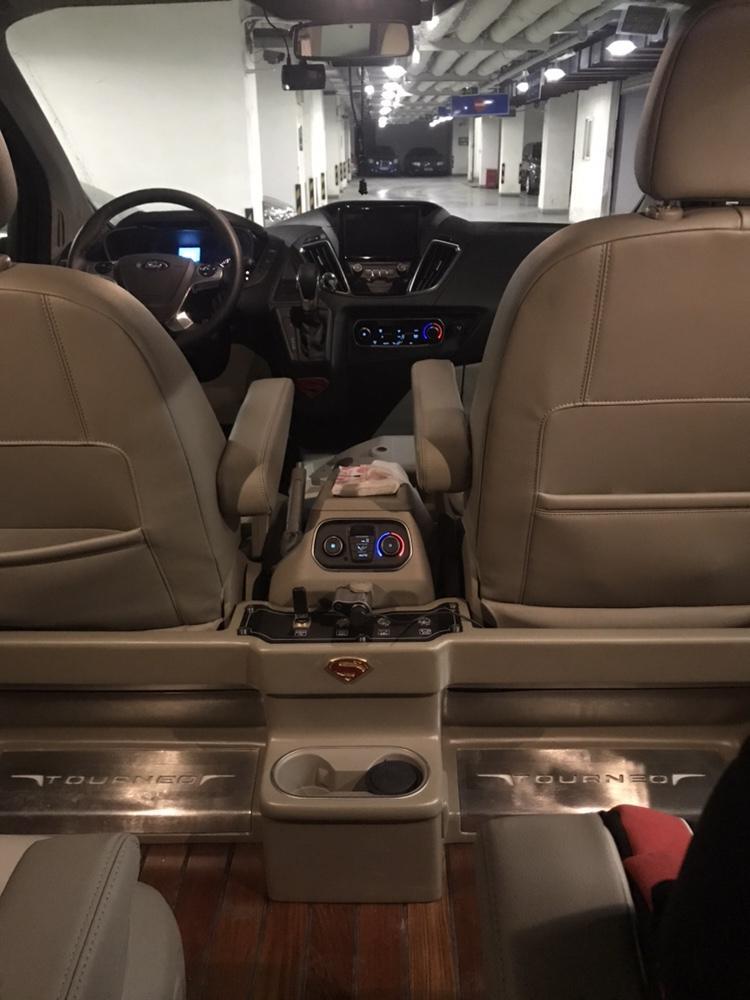 途睿欧-# 外观：我很喜欢，很魁梧，也不缺乏设计感。不过萝卜青菜各有所爱；动力：2.0T使得2.4吨的家伙依然迅猛如虎；空间：完胜所有对手，欧式Van车型的优势体现的淋漓尽致。舒适：空气悬挂不用多言，隔音做的也不错，后排才是享受；价格：性价比超高，全下来29万。
