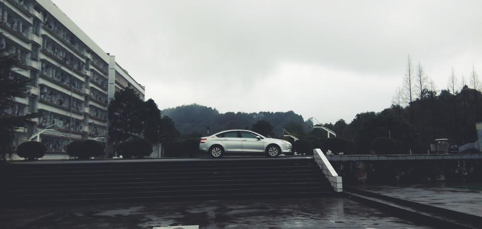 10年雪铁龙C5开起来有嗡嗡响，是怎么回事，如何处理！请求大神指点迷津！??