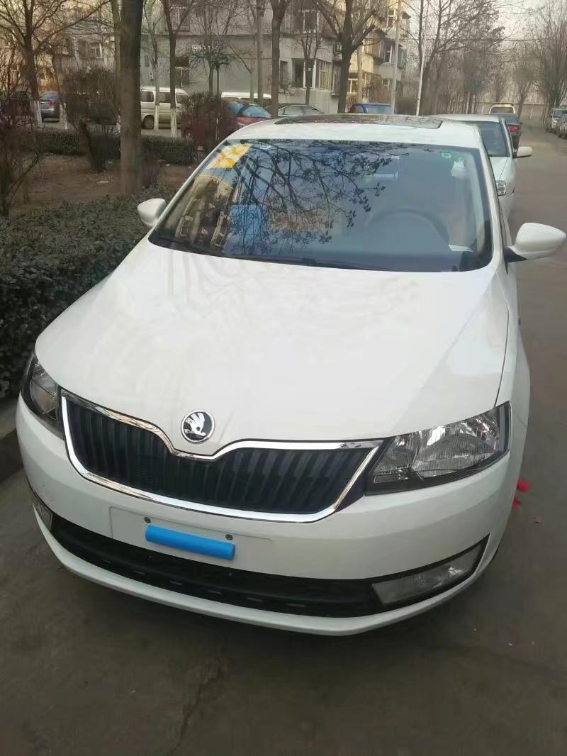 16年12月份买的车
外观一般般，但是改了海拉五加天使眼恶魔眼，越看越好看，不过就是车漆有点薄，一碰就掉。
空间中规中矩，因为平常就一个人开，不过在这个价位里还算是中等偏上，后座稍微偏挤但是后备箱很大
内饰也是大众的一贯风格，不过原来的收音机被我换成了大屏导航，看的还蛮有档次嘛。不过仪表盘真心没感觉，赶紧更新换代吧
市区油耗开的猛在6.5个油左右，温柔一点就是6个油了，哈哈，只要心中有涡轮，昕锐我都能给你开出来法拉利的感觉。不过起步动力还是有点没劲
再来看故障。这是我最想吐槽的，左转向灯时好时坏，喇叭冬天