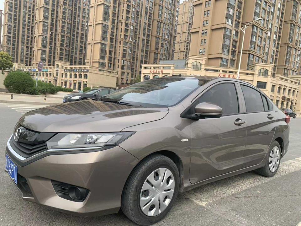 哥瑞-购车总价 | 当时买这辆车的时候的指导价是8.98万，店家给优惠了5000，上路总共差不多十万。这个价格对于我来说还是可以承受的。
同级对比 | 买车的时候和长安15车进行了对比，感觉这个车的性能稍微好一些，价格方面虽然稍微高一些，但是觉得贵一点有保障。
故障吐槽 | 感觉车子的配置比较简单，开车的时候噪音比较大，隔音效果不是很好，后排座椅没有安全拉手。就是胎噪声音比较大。
空间 | 空间还是可以的，后排座椅空间是够用的，后备箱的空间对于我来说也是够用的，买这辆车主要是省油，所以感觉还不错。
驾驶体