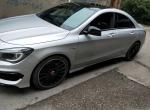 奔驰cla级amg- 19岁的生日礼物，人生的第一辆车，AMG CLA45 当时报价是55.88万加上2万多一点的装饰和3年保险 各种税 3年分期下来一共用了不到70万。买车时也有考虑奥迪Rs3和宝马m2，最后在外观和速度的原因我还是选择amg这个年龄的我们一般都是比较喜欢速度与外观而这辆车恰恰都满足了这些需求。                                        #外观 经典的无框车门，还有这不到5秒的0-100提速 霸气的原厂声浪，都是年轻的表现。      #内饰 奔驰经典