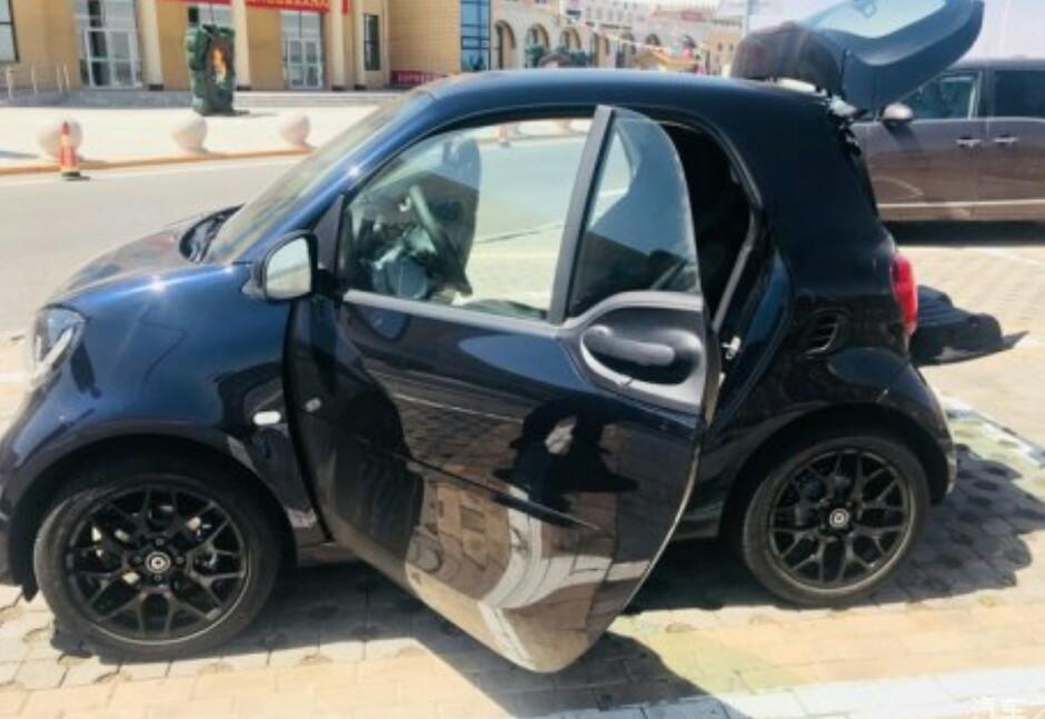 购车总价 | ​当时买的时候裸价13万多，落地价大概不到15万，从价格来说我是非常满意的，由于这个价格让我省了不少钱，它的价格是让我最心动的一点。
​
同级对比 | ​其实买的时候我还考虑了菲亚特500，因为这两款车都是圆圆胖胖的身材，看起来比较小巧，比较吸引女生，但smart的前脸看起来比较更灵动一些，上调的大灯看起来也比较有神，可爱灵动中还有一丝运动感。
故障吐槽 | ​比较不不喜欢的一点是空间有点小。在低速中，双离合变速箱表现的还是有点顿挫，尤其是在倒车的时候，会有窜一下的感觉。没有倒车雷达和倒车影