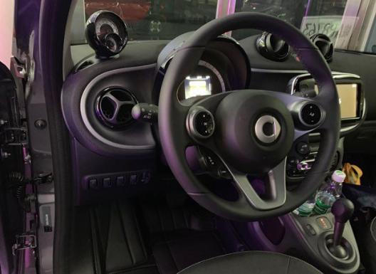 smart forfour-同级对比 | 我一开始的想买Polo呢，但是空间太小了，配置也不是很高，最终选择了这款车。
购车总价 | 我买的时候裸车价是12.28万，全款落地价是13.69万。
油耗 | 这个我觉得还是很不错的，我平时开车的话，平均油耗在9个左右。
内饰 | 内饰我是很喜欢的，都是很可爱型的，超级喜欢。还有一点就是内饰的手感也是特别好的。
