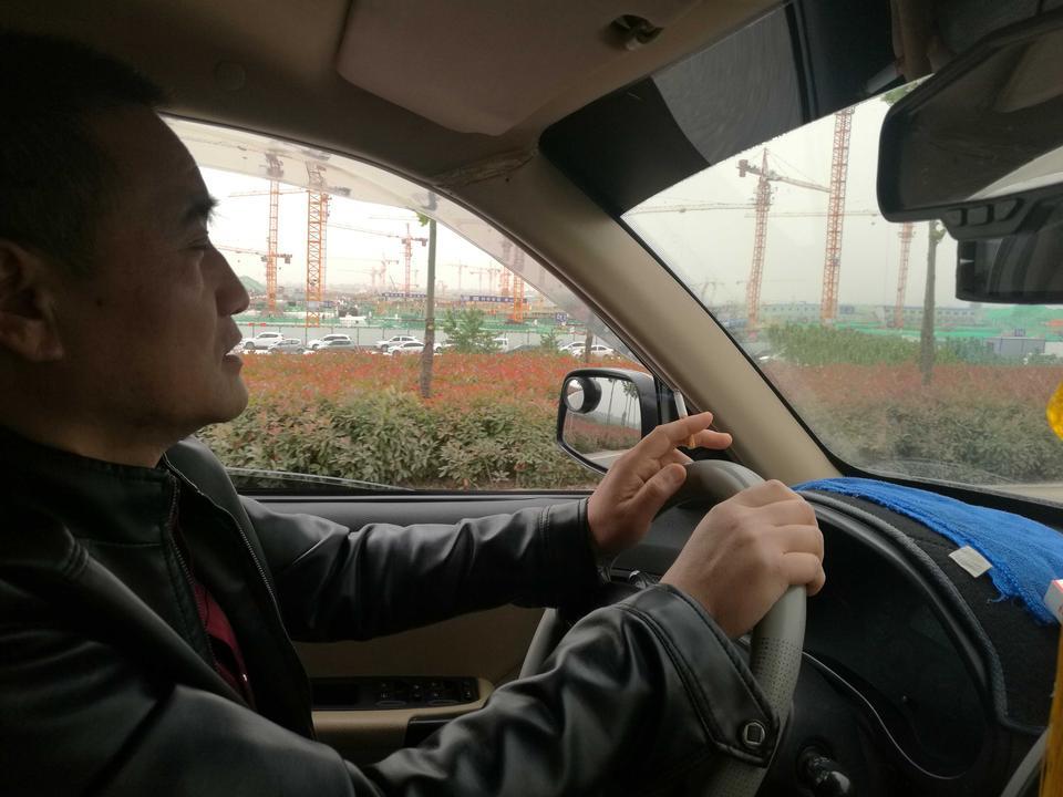 瑞虎3-
        奇瑞早期给人的印象是：奇瑞奇瑞，修车排队，没想到最后我却买了一辆。
        奇瑞瑞虎三的那个小书包挺好看的，挺酷的，像个越野车自从看到它第一眼就喜欢上了。它定义城市紧凑型SUV，这些得益于奇瑞QQ的横空出世，后来看到奇瑞越来越会造车了，其不断成熟的技术和三大件逐渐过关。
        说我的瑞虎三吧，它外形非常小巧好看，DVVT发动机油耗非常低，达到6.7个，作为紧凑型SUV，瑞虎三空间也基本够用。
         对于瑞虎三的操控性我也是基本满意，1.6L，动力尚可
