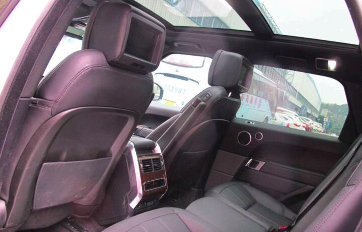 cayenne-裸车价格：83.2万元落地价格：92.5万#同级PK：看了许多车，X5啊、卡宴啊、S90啊，最终还是被揽运征服 ，每个男人都渴望拥有一辆路虎，情怀啊，加上想尝试新事物，所以选了新能源#外观满意：威武霸气得很，硬朗中还带着点时尚，总归不是死板的车，而且开出去真的挺有面子。#内饰豪华：豪华感十足，这确实没得说，那三块屏科技效果杠杠的，可惜缺点就是指纹收集器。另外，全地形反馈系统的升降设计也是仪表感满满，很喜欢。#空间很大：空间很大，毕竟体积摆在那里，俺媳妇的话说就像在开船，哈哈#油耗基本满意：