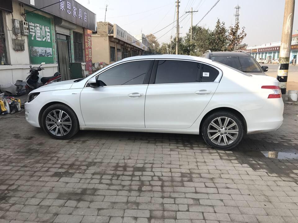 标致408-301 首先点评下301的优点吧，空间大，轴距2.7，四轮盘刹，这几个方面是很满意的，油耗来说也是可以接受范围之内的！
缺点：噪音大，除了胎噪声音以外，全车基本没有隔音，前机盖隔音，后备箱隔音，这点是非常郁闷的，但是开的时间长了，也就习惯了，但是还是想吐槽！音响4喇叭，听歌效果来说一般，跟开惯了6个的确实是有点差距的，有这方面需求的只能后期加装了！
总结：301的综合性价比超出了同价位车，值得购买！推荐指数5星！